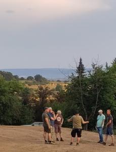 Unsere neue Wiese mit den ersten Markierungen